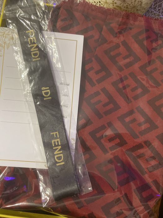 Esarfa set cadou foarte frumos de la Fendi