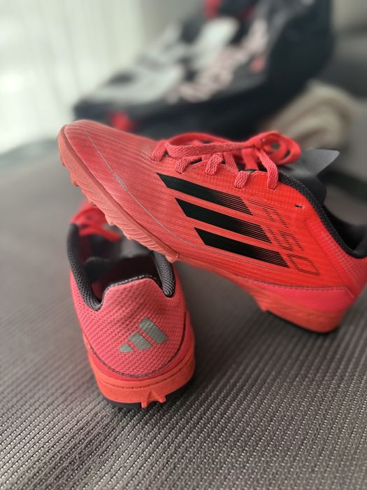 Футболни маратонки за изкуствена трева