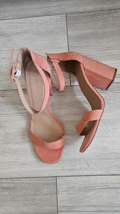 Нови сандали от велур