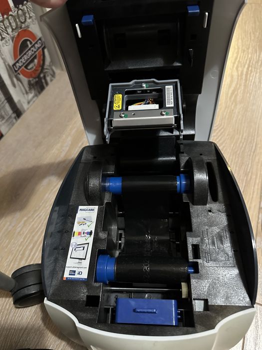 Imprimanta legitimatii/carduri/ecusoane/cartele Magicard Pronto