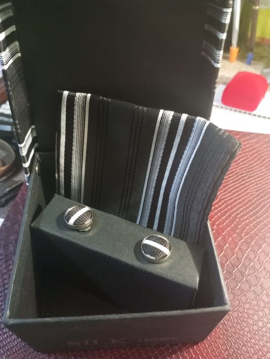 Набор запонки и платок.