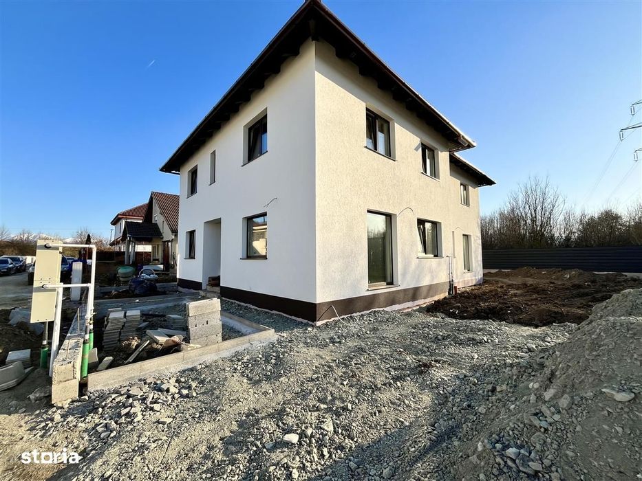 Casa cu teren de 420 mp, 5 camere, 2 băi - Zona linistita