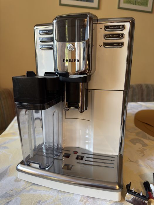 Напълно автоматична кафемашина Philips 5000 Series (бяла/хром) + Гарафа за мляко и Аксесоари – Отлично състояние!