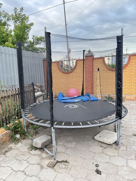 Батут уличный, в отличном состоянии, использовали один сезон