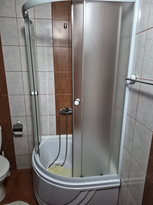 Cabine de dus, wc, lavoar si baterii baie