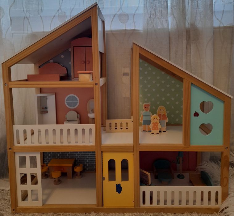 Casă de păpuși din lemn