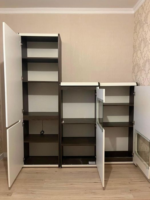 Стенка из трех шкафов с полками.