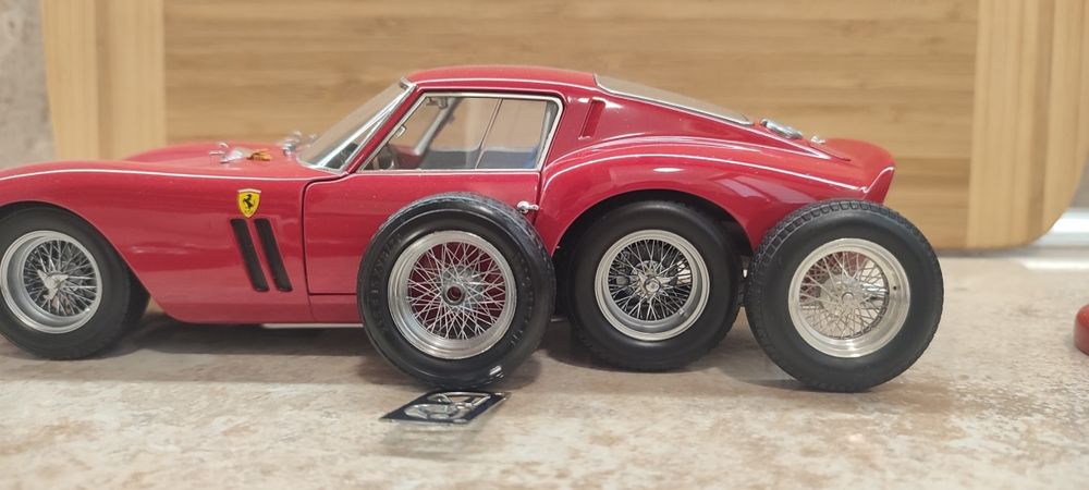 метални джанти с гуми за модел в мащаб 1:18