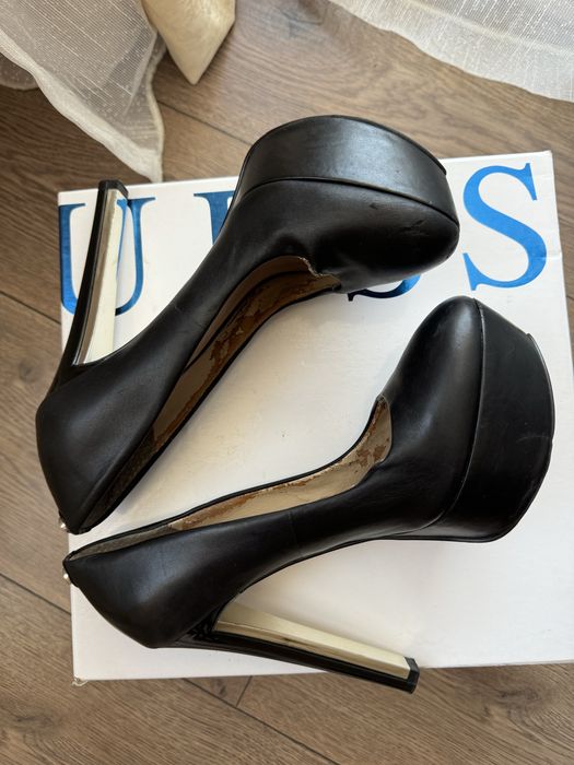 Обувки и сандали Guess