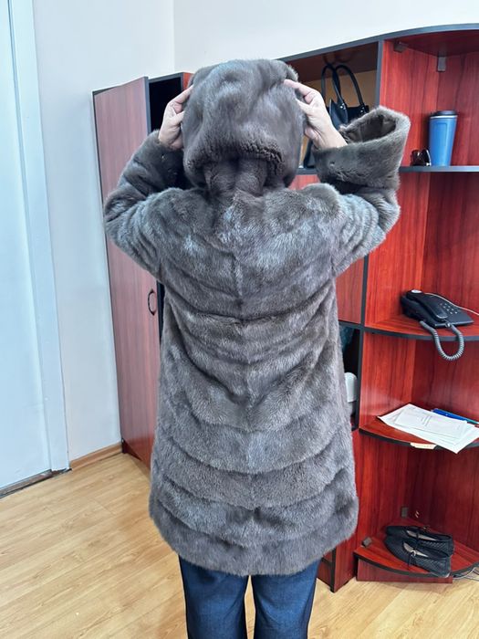 Норковая шуба с капюшоном.