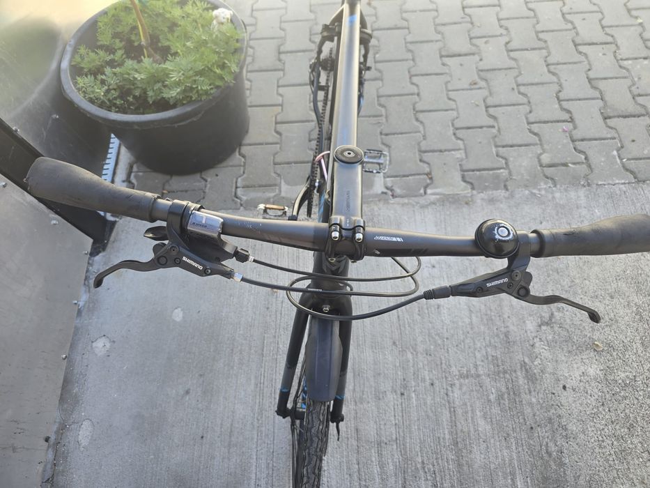 Bicicleta cu cadru de aliaj