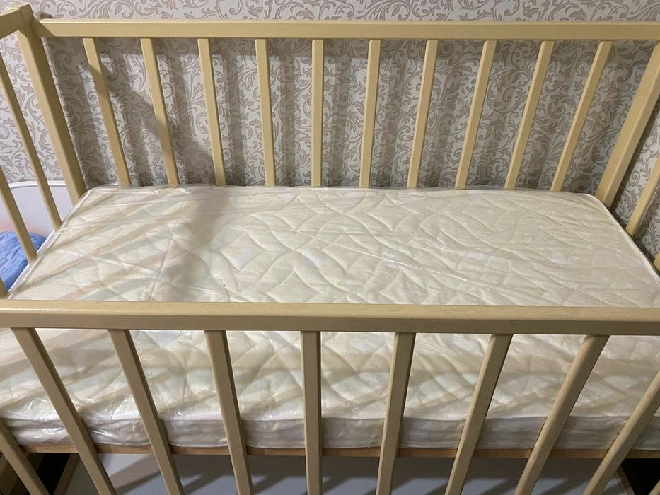 Кроватка с маятником почти новая ребенок не спал