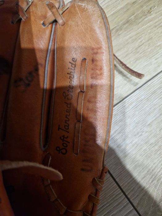 Vand manusi de baseball