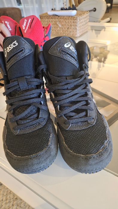 Борцовки Asics за момче  номер35,номер37