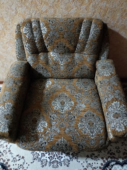 Диван и два кресла.