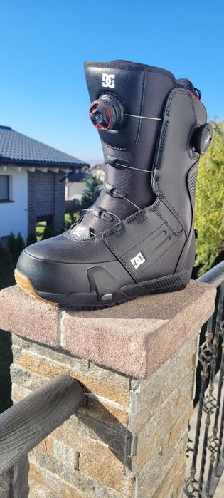 Boots, buti step on snowboard