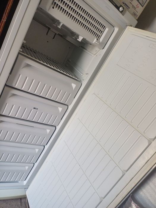 Морозильник в отличном состоянии работает