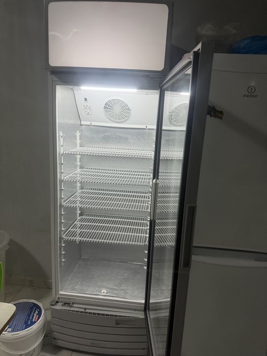 СРОЧНО продам Витринный холодильник