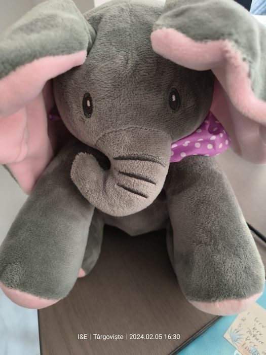 Elefantul cucubau peekaboo