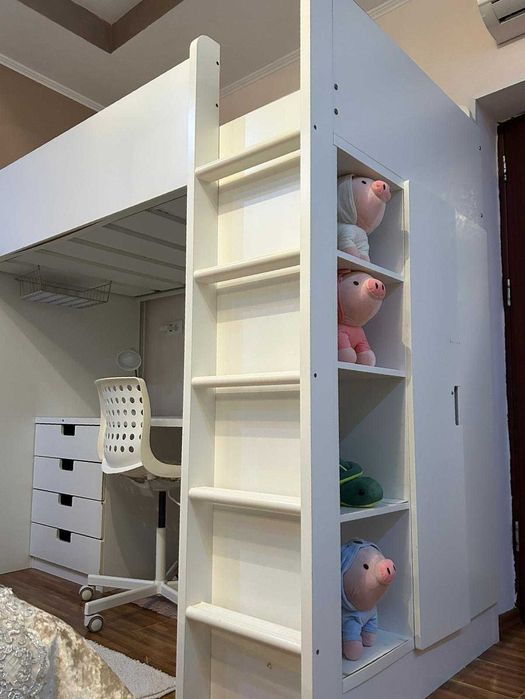 Pat supraetajat IKEA SMÅSTAD cu birou și depozitare