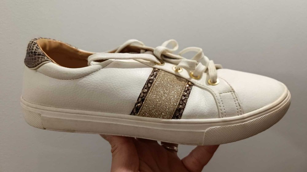 Pantofi damă H&M alb cu auriu, mărime 39, stare foarte bună