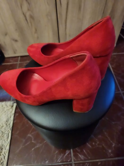 Продавам червени обувки от естествен велур
