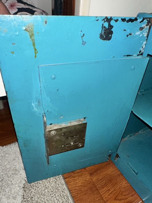 Продам железны сеф