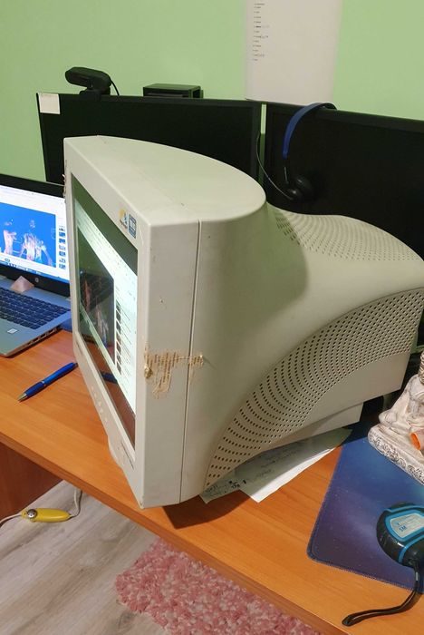 Подарявам монитор Samsung CRT SyncMaster 765MB
