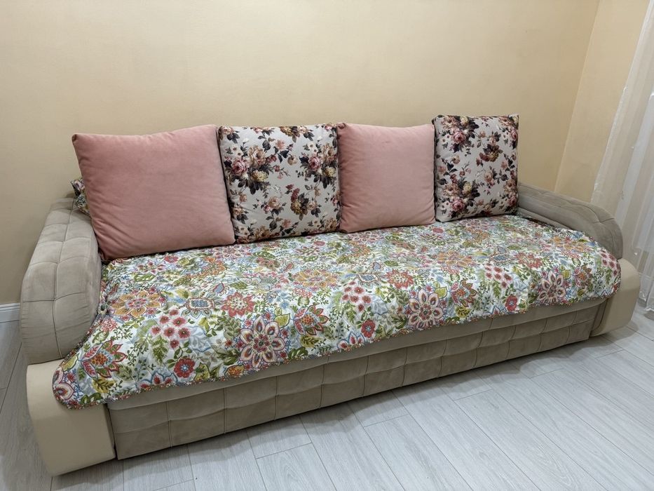 Стильный раскладной диван. В отличном состоянии-качестве. С ящиком.