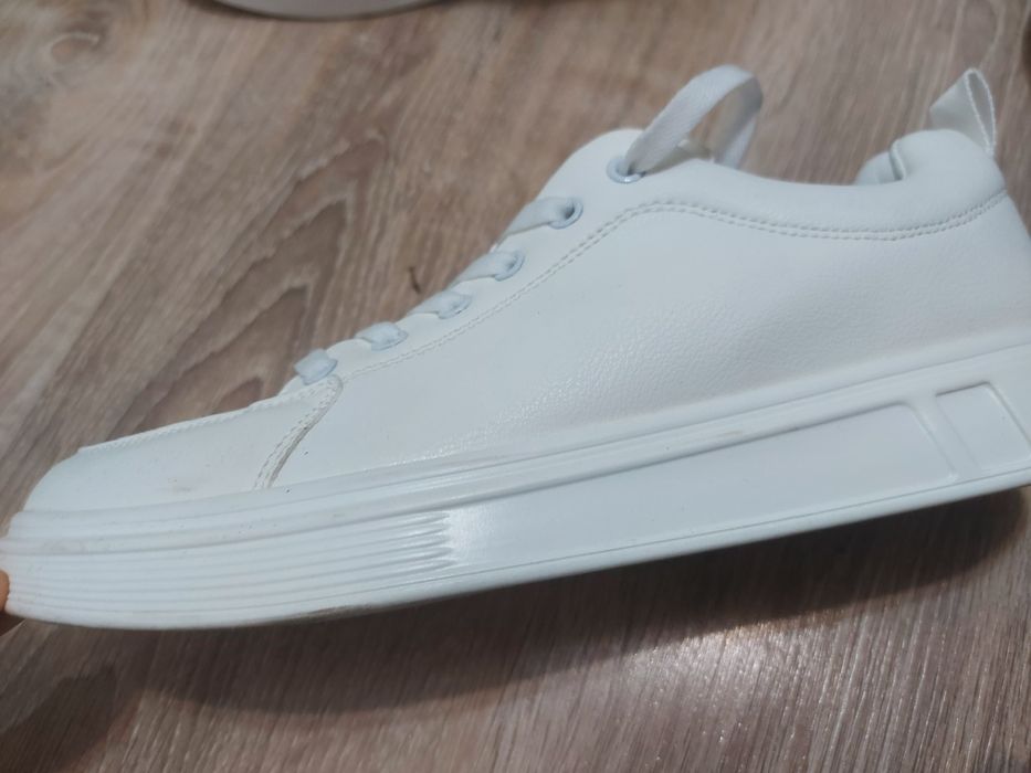 Белая обувь  не использованная