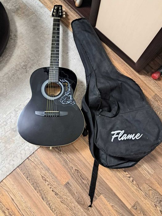 Vand chitara FLAME nefolosita, impreuna cu husa