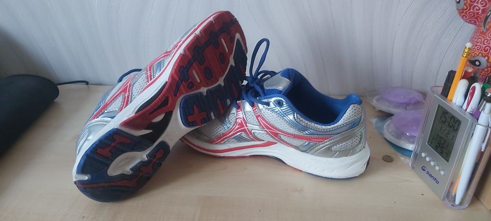 Продам кроссовки