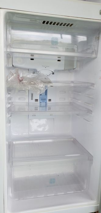 Хладилник с горен фризер Самсунг