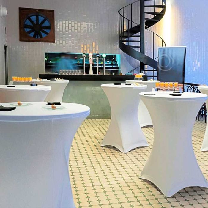 inchiriez mese cocktail , mese cu scaune chiavari, cort , corturi  mici si mari / evenimente