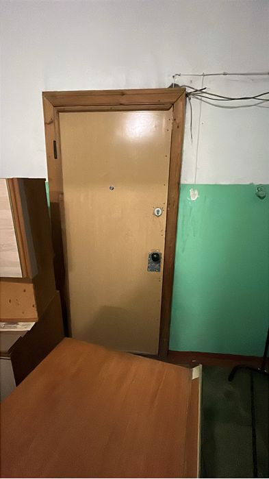 Железная дверь с замком