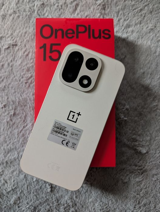 OnePlus 15 Sandstorm 512GB/16GB RAM + 3 Калъфа и 3 Протектора – Като НОВ