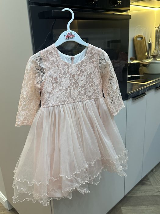 Продам нарядные платья