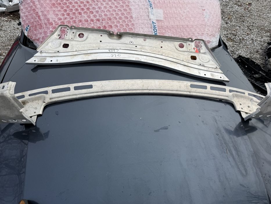 Греда под бронята Tesla Y