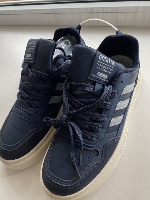 Продаю кроссовки новые