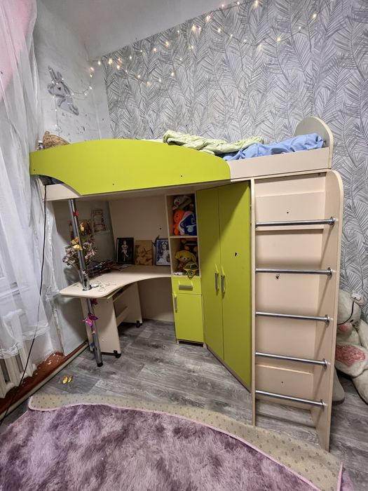 Детская кровать,шкаф и стол 3 в 1