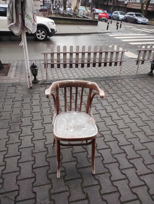 два стари виенски стола