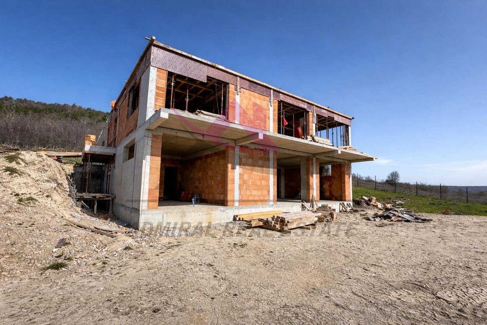 Продава се Къща в Варна, Левски - 388 кв.м за 539 €/кв.м - Снимка #1