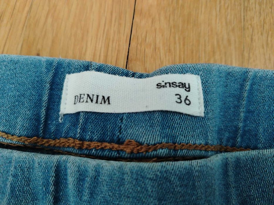 Лот дамски дънки и пончо