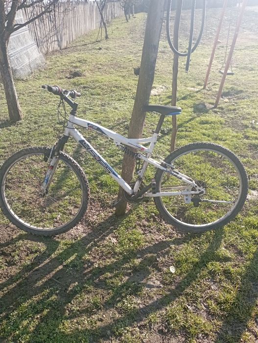 Vând bicicletă cu suspensi