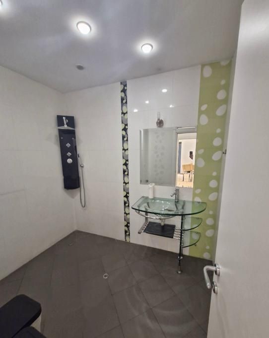 Дава се под наем Многостаен апартамент в София, Лозенец - 180 кв.м за 1900 € - Снимка #13