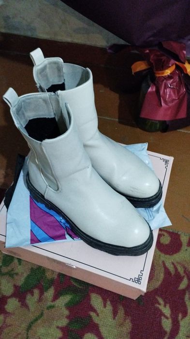 Сапоги женские демисезонные. Молочного цвета, в хорошем состоянии