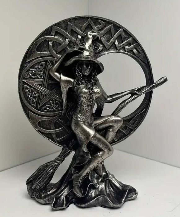 Нова фигура на вещица, Баба яга Статуетка