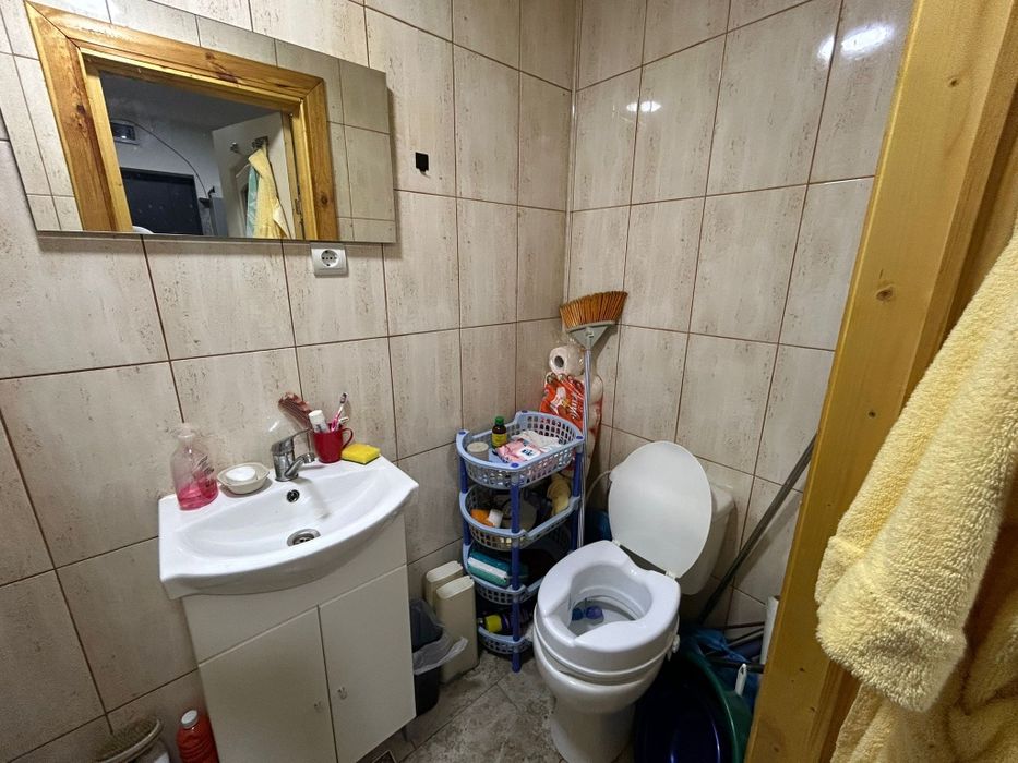 Vând,camera cămin parter,are baie și bucatarie