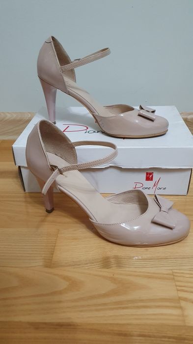 Pantofi clasici versatili.