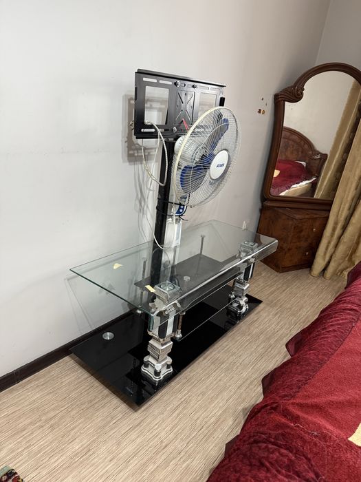 Стеклянная тумба под телевизор